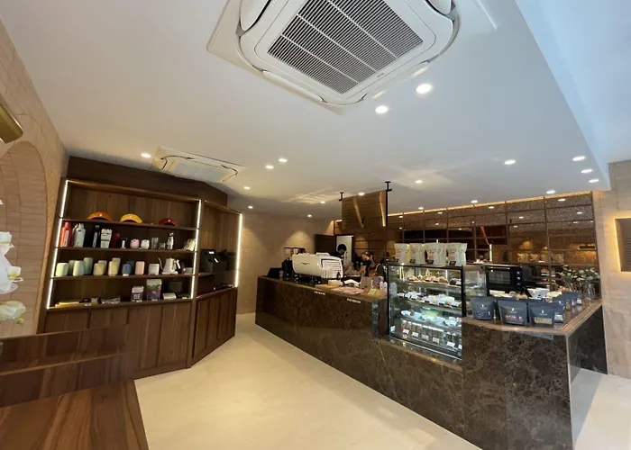 The Quarter Ploenchit By Uhg